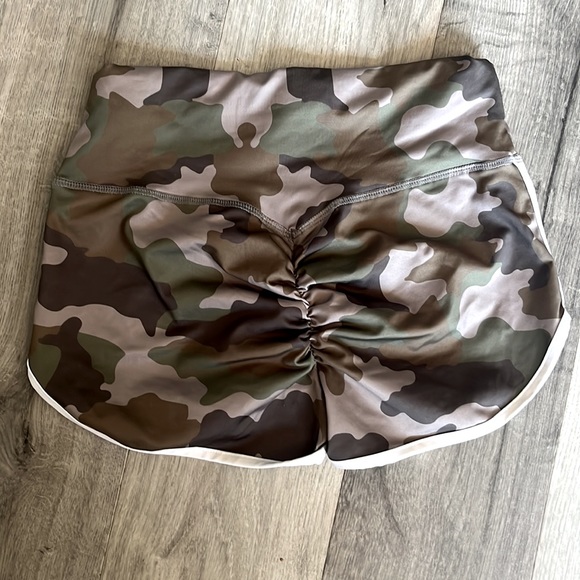 Cute camp booty shorts - Picture 2 of 2